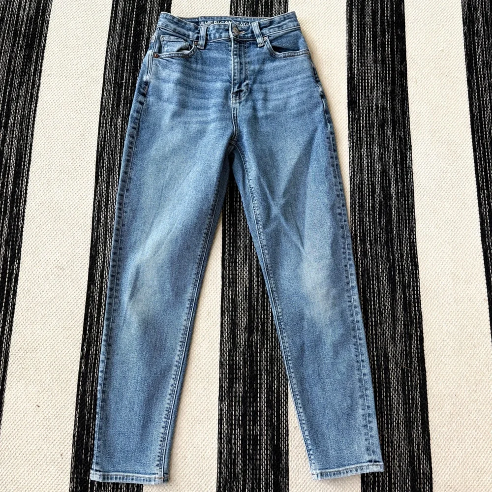 American Eagle Women's Light Blue Stretchy Mom‎ Jeans Size 0